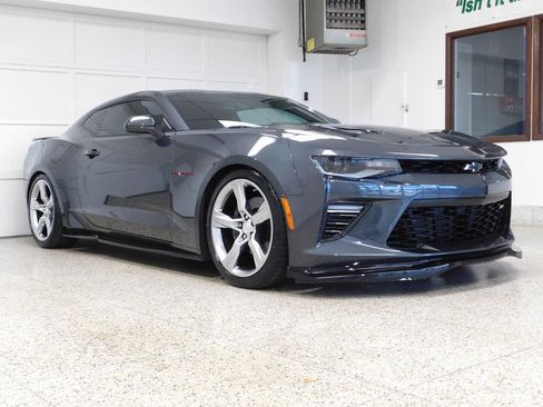 Used 2018 Chevrolet Camaro SS RWD image 3