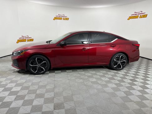 Used 2023 Nissan Altima 2.5 SR w/ SR Premium Package FWD image 2