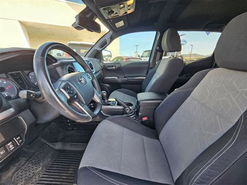 Used 2020 Toyota Tacoma TRD Off-Road w/ Technology Package image 10