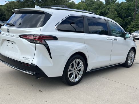 Used 2024 Toyota Sienna Platinum FWD image 11