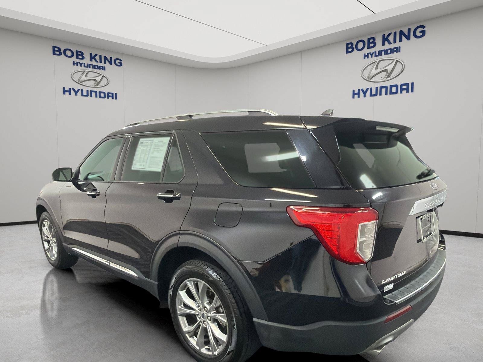 Used 2024 Ford Explorer Limited AWD/4WD image 3