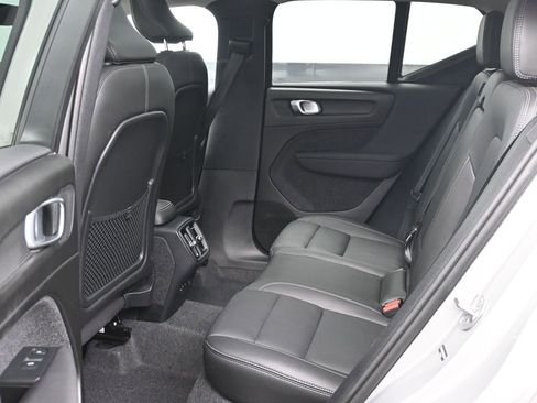 Used 2025 Volvo XC40 B5 Plus image 11