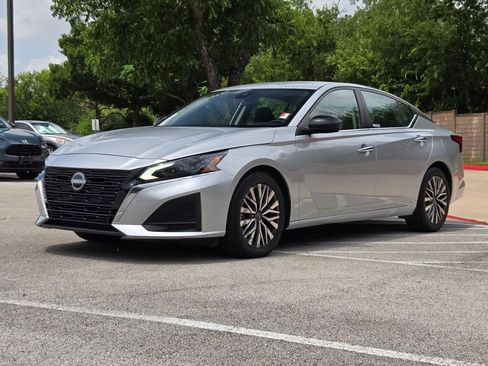 Used 2024 Nissan Altima 2.5 SV FWD image 7