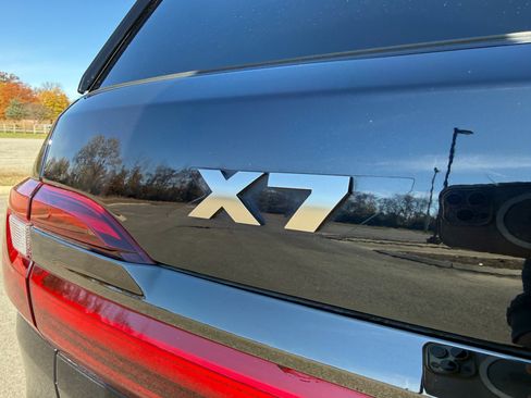 Used 2022 BMW X7 M50i image 11