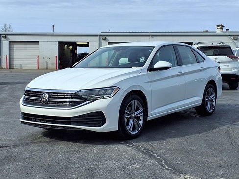 Used 2024 Volkswagen Jetta SE image 2