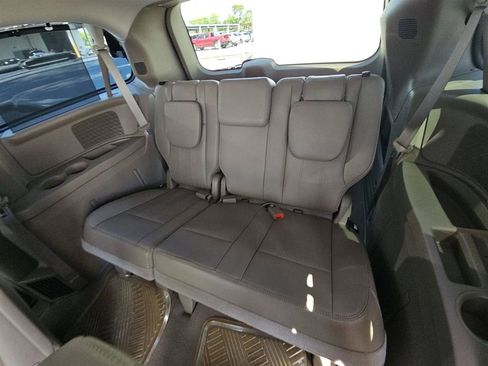 Used 2014 Chrysler Town & Country Touring FWD image 20