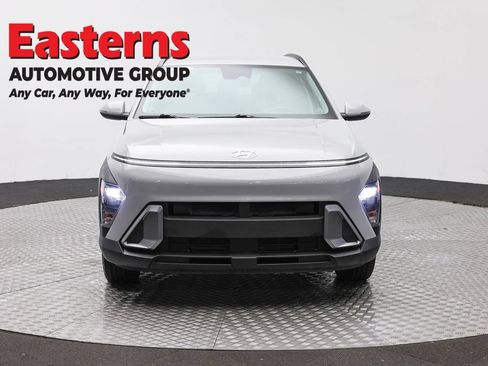 Used 2025 Hyundai Kona SEL FWD image 2