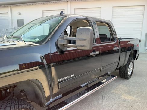 Used 2011 Chevrolet Silverado 2500 LT w/ Interior Plus Package RWD image 18