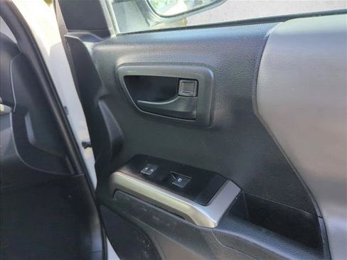 Used 2022 Toyota Tacoma SR5 AWD/4WD image 27