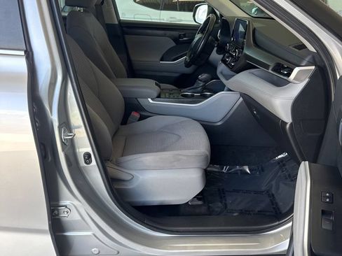 Used 2023 Toyota Highlander LE FWD image 8