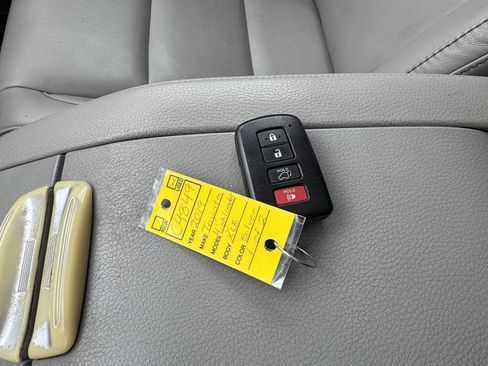 Used 2019 Toyota Highlander XLE AWD/4WD image 36