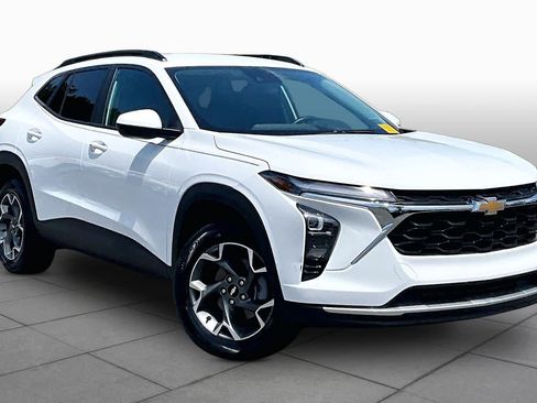 Used 2025 Chevrolet Trax LT w/ Driver Confidence Package FWD image 3