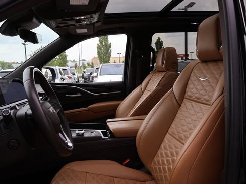 Used 2022 Cadillac Escalade ESV Premium Luxury w/ Performance Package AWD/4WD image 18