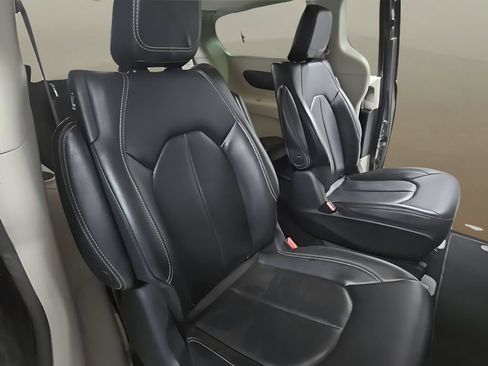 Used 2023 Chrysler Pacifica Touring-L FWD image 22