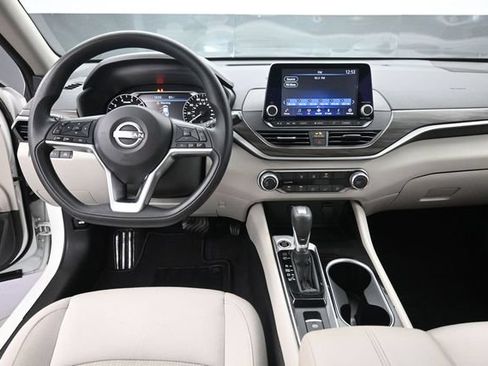 Used 2024 Nissan Altima 2.5 SV AWD/4WD image 12