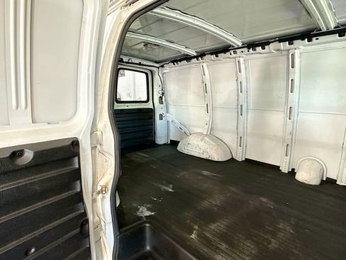 Used 2009 Chevrolet Express 2500 RWD image 23