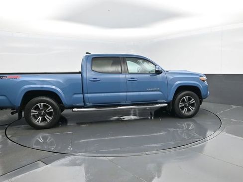 Used 2019 Toyota Tacoma TRD Sport image 4