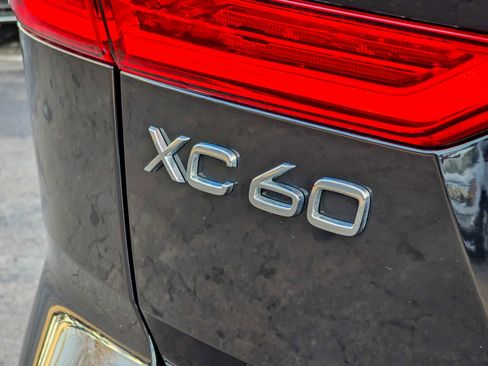 Used 2024 Volvo XC60 B5 Plus image 19