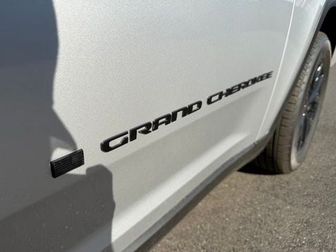 New 2026 Jeep Grand Cherokee Altitude AWD/4WD image 11