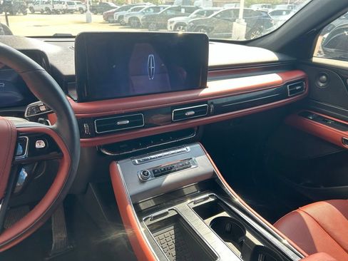 Used 2025 Lincoln Aviator Reserve AWD/4WD image 11