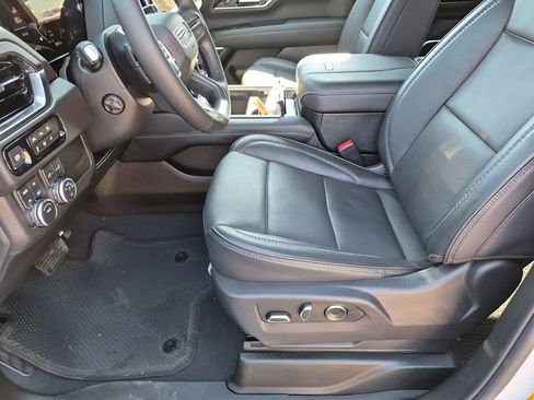 Used 2025 GMC Yukon XL Denali image 32