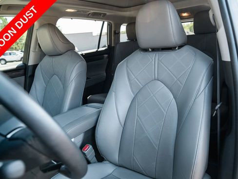 Used 2024 Toyota Highlander Platinum FWD image 26