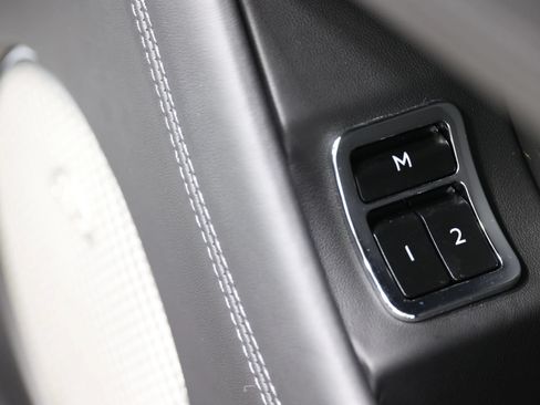 Used 2020 Bentley Bentayga Plug-In Hybrid AWD/4WD image 94