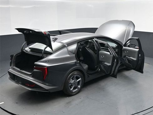 New 2025 Kia K4 LXS image 18