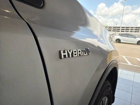 Used 2018 Toyota RAV4 XLE AWD/4WD image 5
