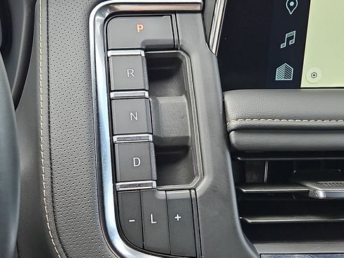 Used 2024 Chevrolet Suburban Premier RWD image 21
