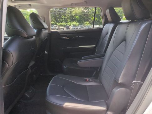 Used 2024 Toyota Highlander XLE AWD/4WD image 25