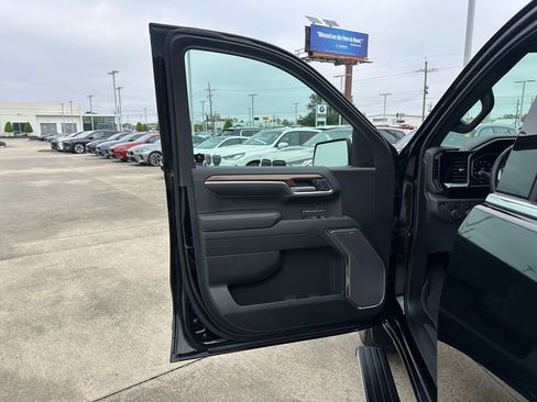 Used 2023 Chevrolet Silverado 1500 High Country w/ Z71 Off-Road Package image 9