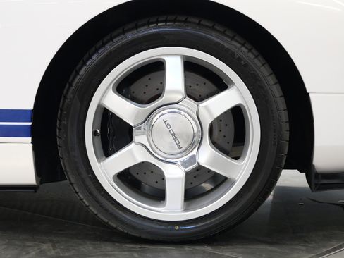 Used 2005 Ford GT RWD image 34