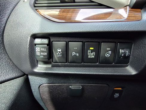 Used 2017 Toyota Sienna Limited Premium image 31