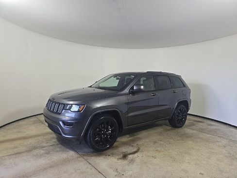 Used 2021 Jeep Grand Cherokee Laredo X image 2