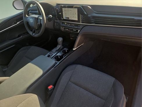 Used 2025 Toyota Camry SE image 11