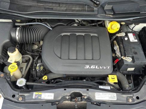 Used 2016 Chrysler Town & Country Touring FWD image 48