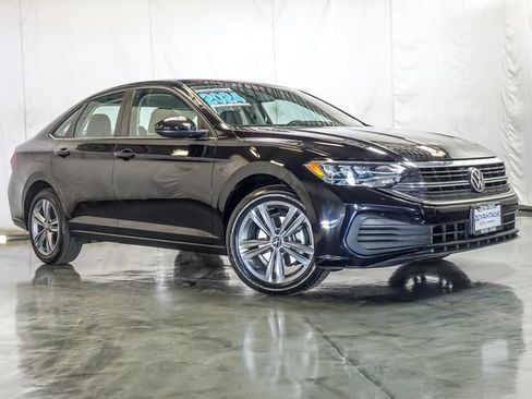 Used 2024 Volkswagen Jetta SE FWD image 2