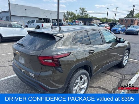 Used 2024 Chevrolet Trax LS w/ LS Convenience Package FWD image 3