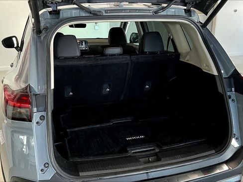 Used 2023 Nissan Rogue SL w/ SL Premium Package image 17