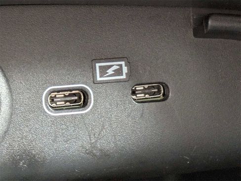 Used 2023 Volvo XC40 B5 Plus image 24