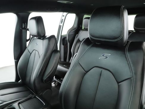 Used 2022 Chrysler Pacifica Touring-L w/ S Appearance Package image 6