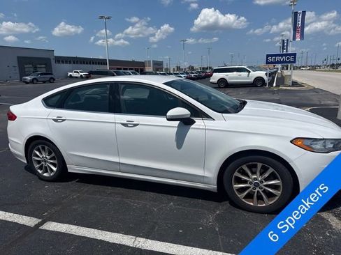 Used 2017 Ford Fusion SE w/ Fusion SE Technology Package FWD image 5
