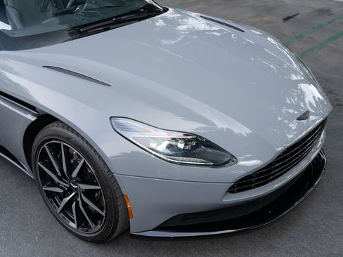 Used 2022 Aston Martin DB11 Volante RWD image 11