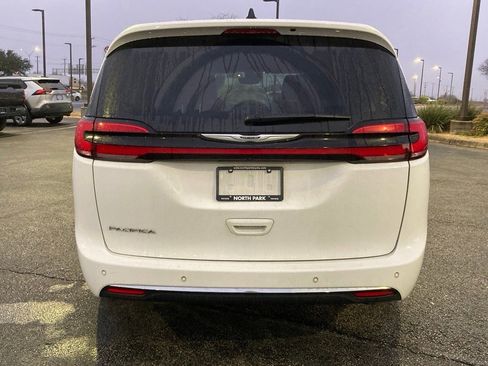 Used 2025 Chrysler Pacifica Select image 6