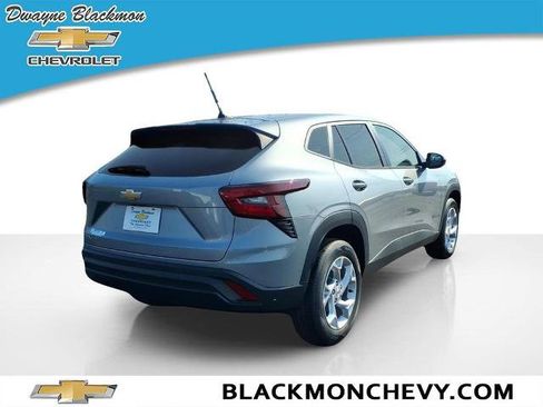 New 2026 Chevrolet Trax LS w/ LS Convenience Package FWD image 3