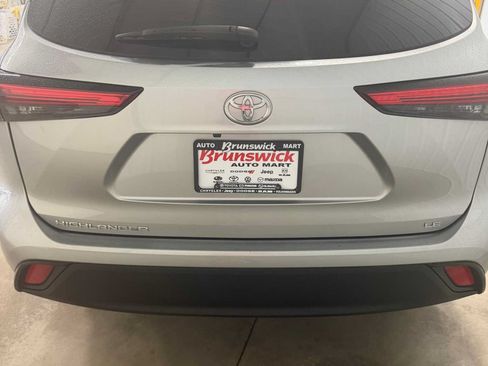 Used 2023 Toyota Highlander LE FWD image 3