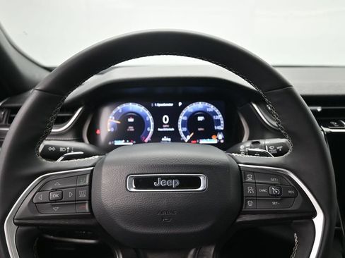 Used 2025 Jeep Grand Cherokee Altitude AWD/4WD image 13