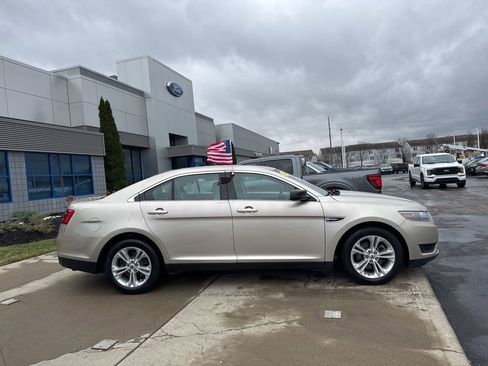 Used 2018 Ford Taurus SE image 11