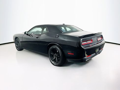 Used 2018 Dodge Challenger SXT image 5